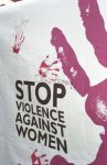 Con violenza  