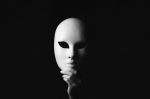 Gi� la maschera