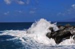 S�infrange l�onda sullo scoglio