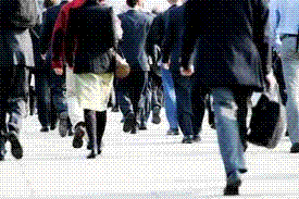 Alla fermata del bus qualcuno calpesta riflessi di vita