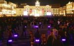 Ombre sulla piazza illuminata