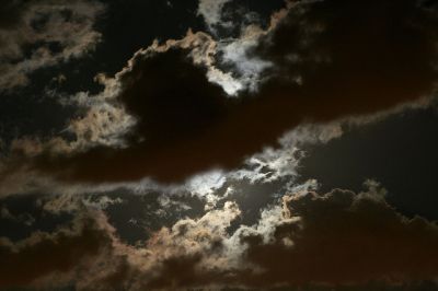 La luna dietro le nubi